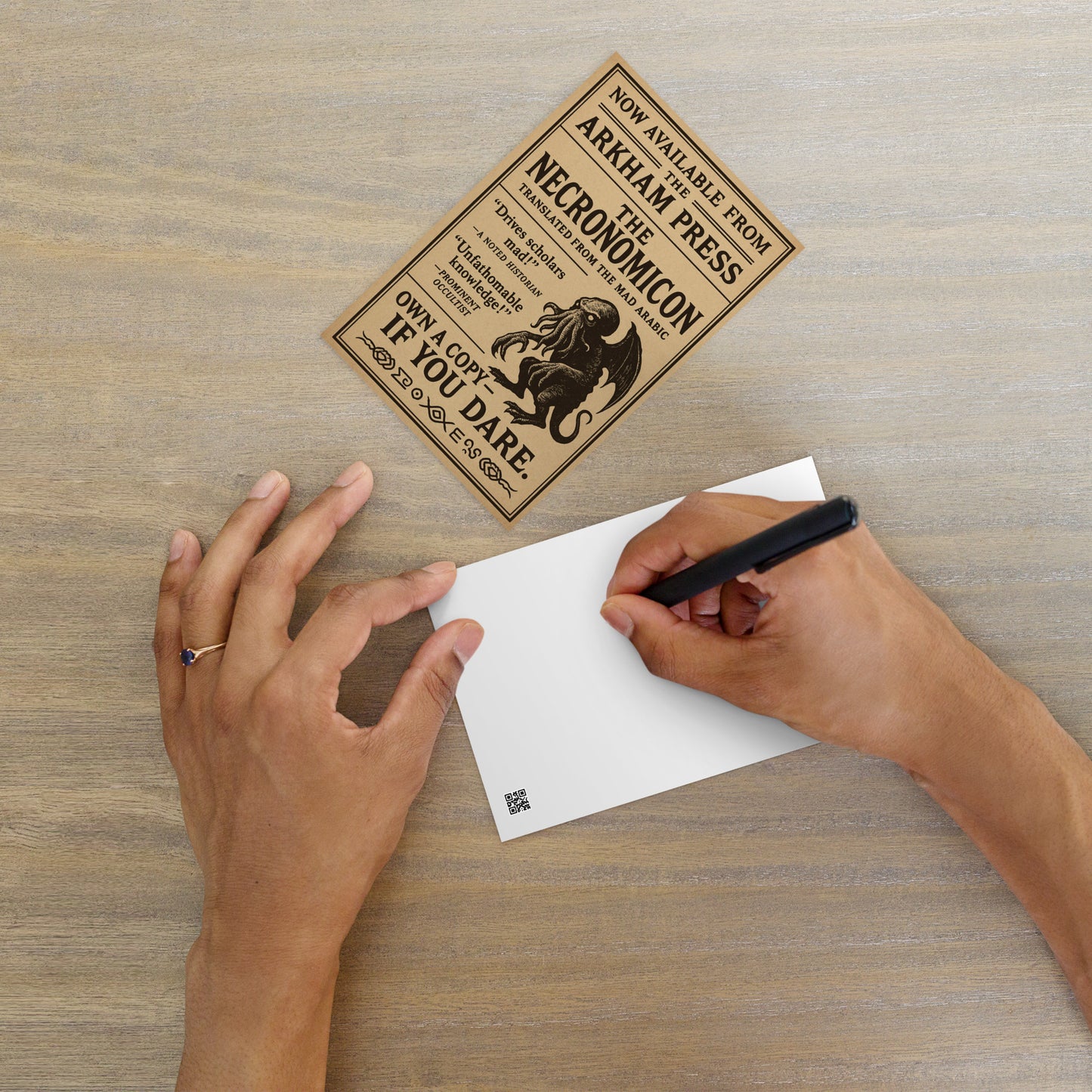 Necronomicon – Maintenant disponible chez Arkham Press Carte postale standard