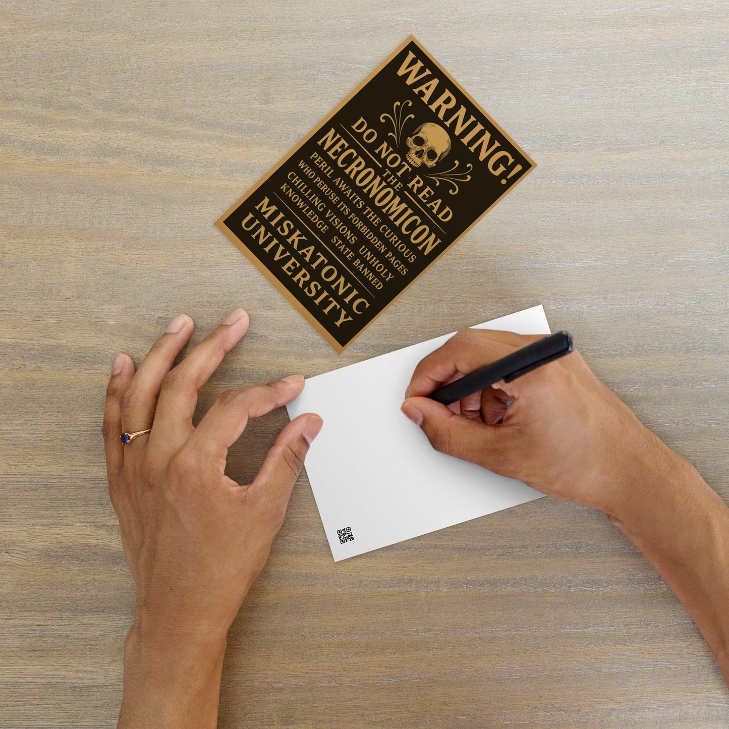 Necronomicon – Précaution interdite par la carte postale standard de l'Université Miskatonic
